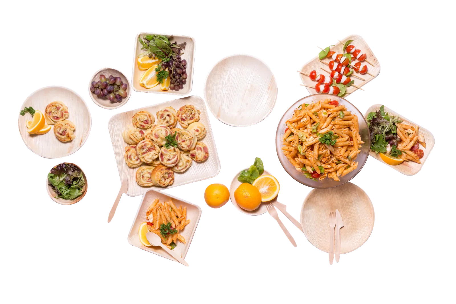 Verschiedene Palmblatt-Teller und -Schalen, serviert mit Antipasti, Nudelsalat und Fingerfood für Catering, Handel, Events, Foodtrucks und den Alltag
